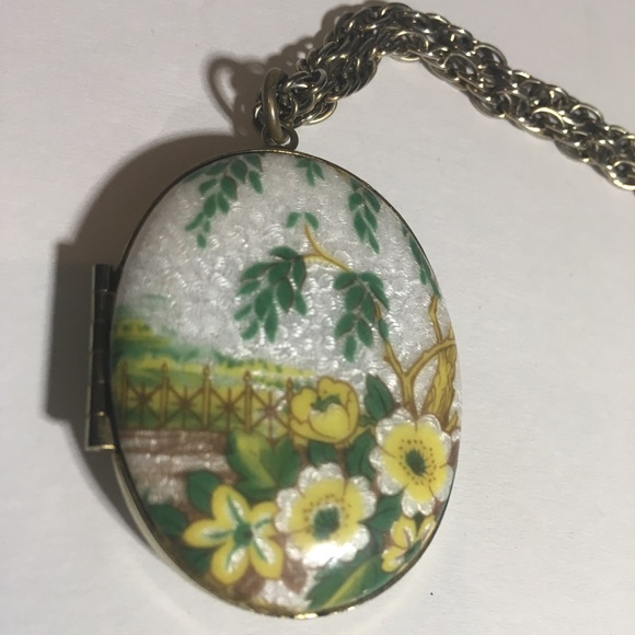 Vintage Jewelry - Stunning Vintage Locket